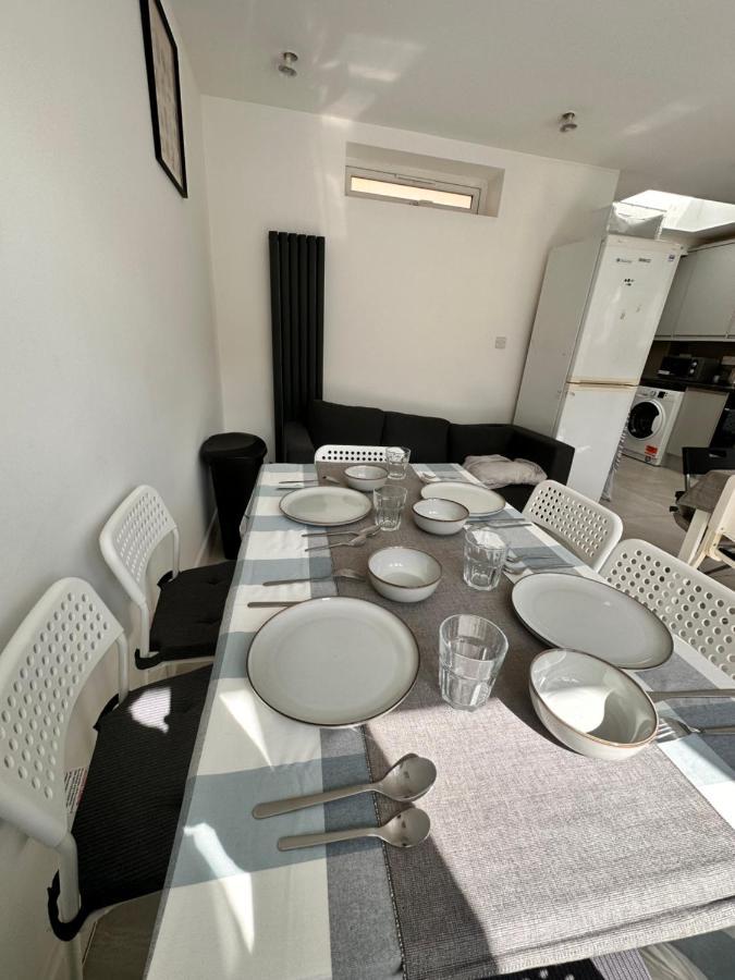 Pensión Double And Single In Bromley By Bow *
