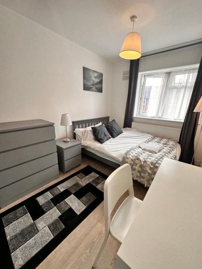 Double And Single In Bromley By Bow Pensión