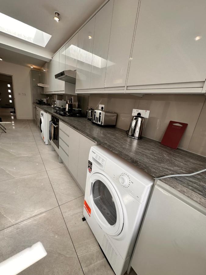Double And Single In Bromley By Bow * Londres