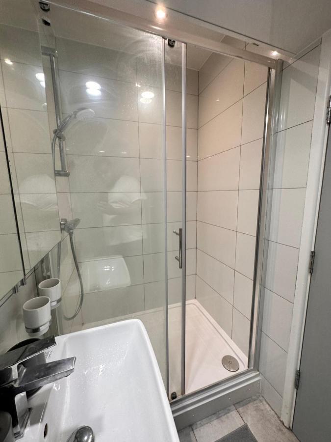 Double And Single In Bromley By Bow Pensión