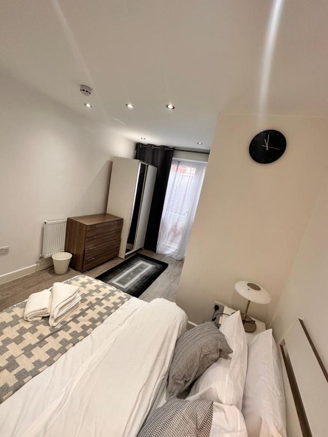 Pensión Double And Single In Bromley By Bow