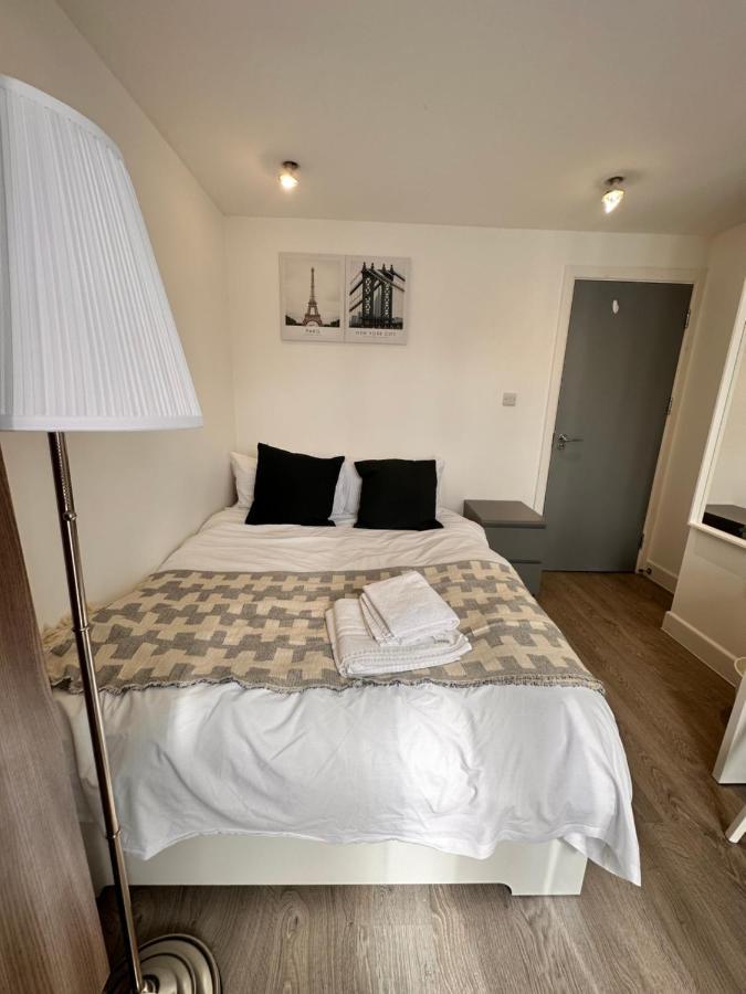 Pensión Double And Single In Bromley By Bow *