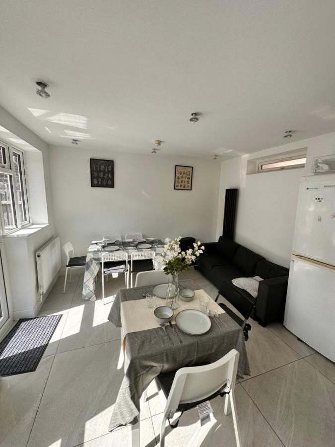 Double And Single In Bromley By Bow Pensión