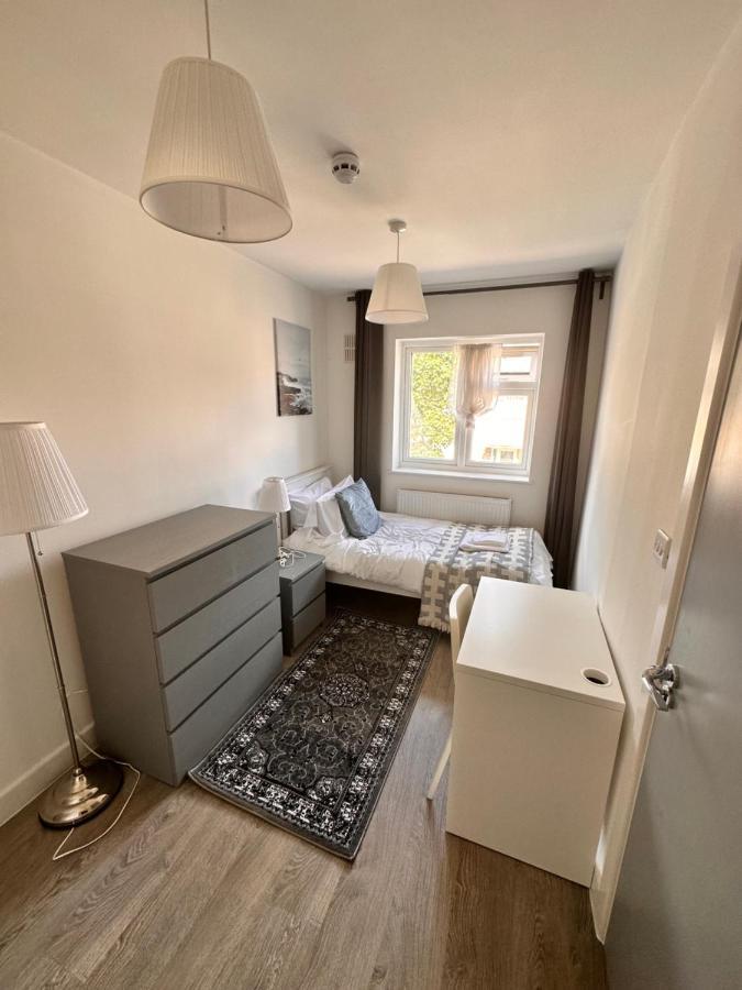 Double And Single In Bromley By Bow * Londres