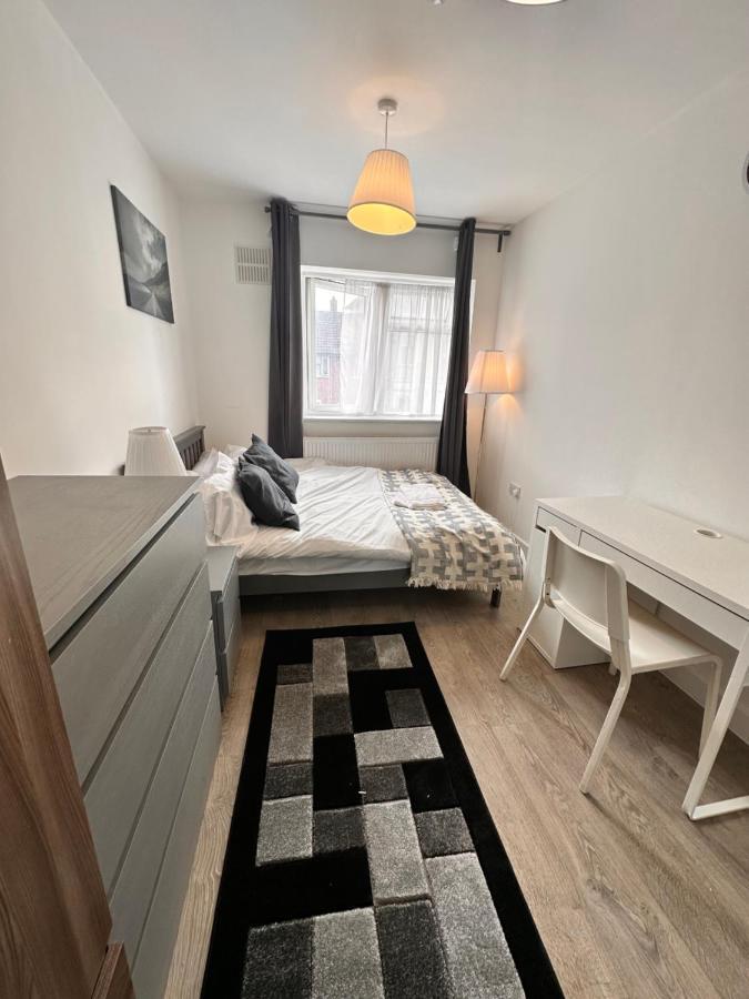 Pensión Double And Single In Bromley By Bow