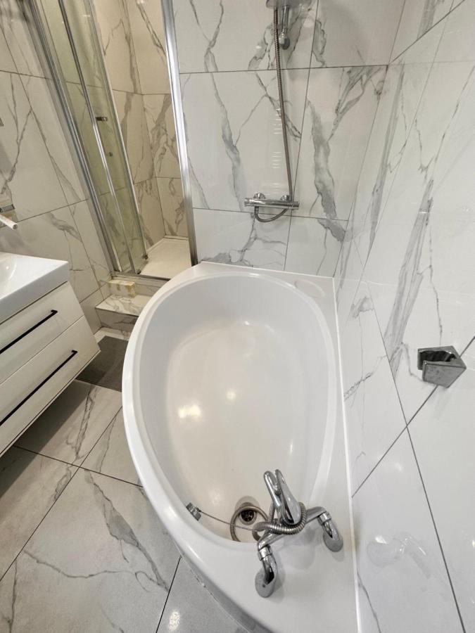 Double And Single In Bromley By Bow Pensión