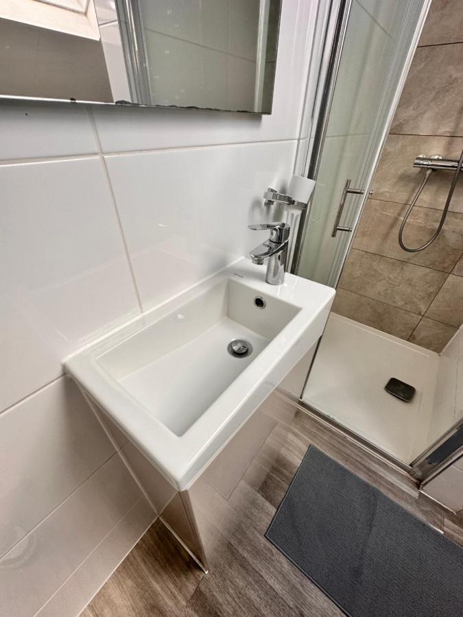 Pensión Double And Single In Bromley By Bow