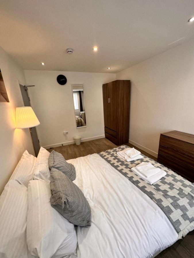 Double And Single In Bromley By Bow Pensión