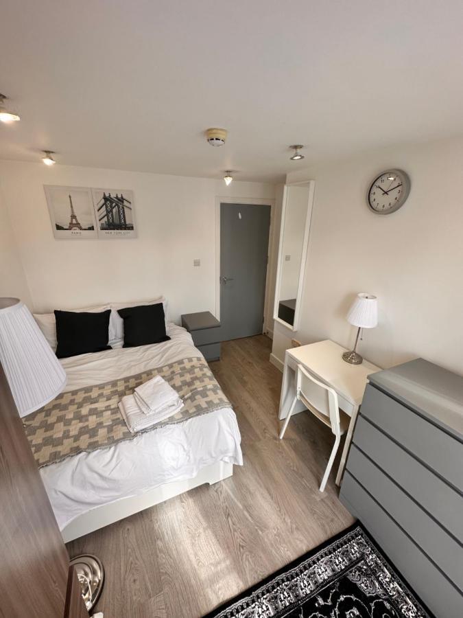 Pensión Double And Single In Bromley By Bow *