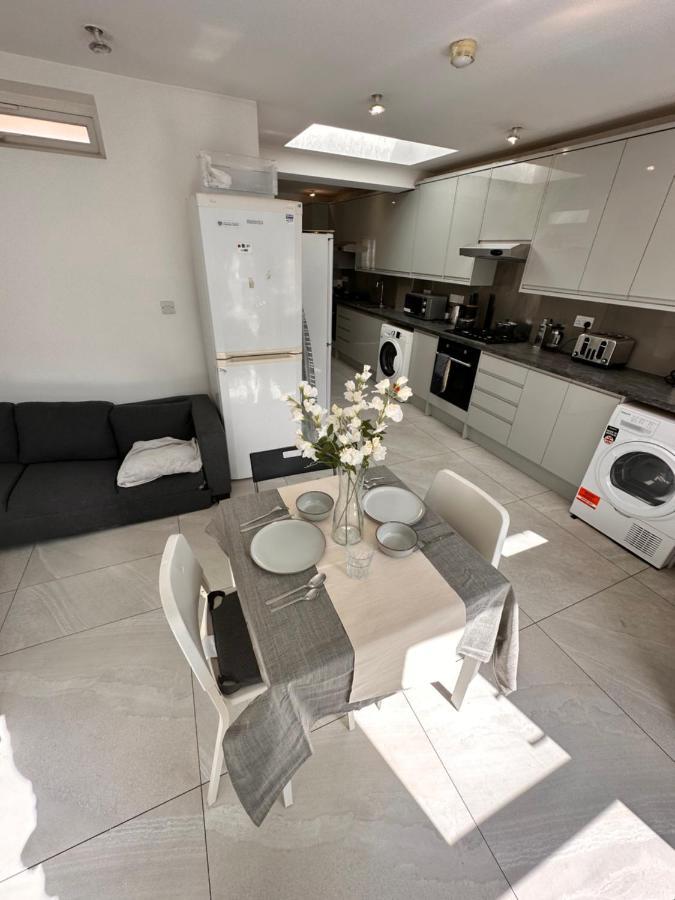 Double And Single In Bromley By Bow Pensión *