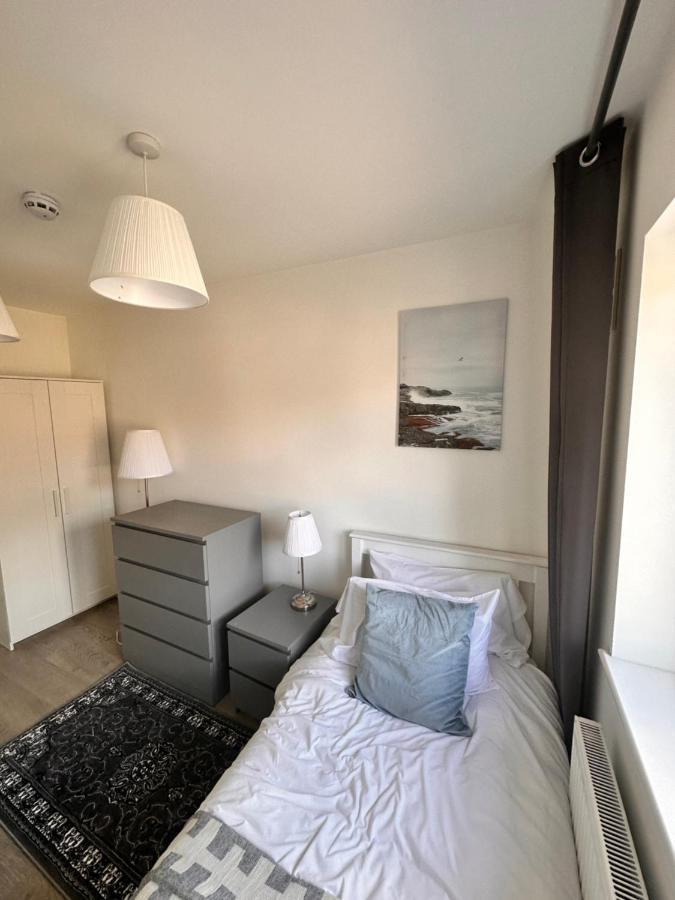 Double And Single In Bromley By Bow * Londres