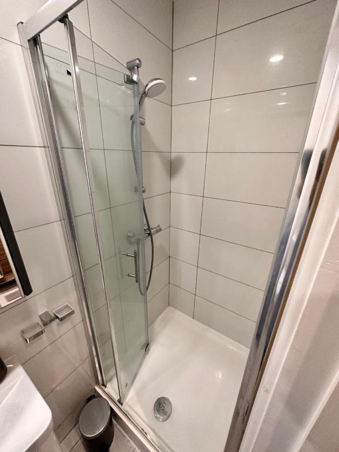 Pensión Double And Single In Bromley By Bow *