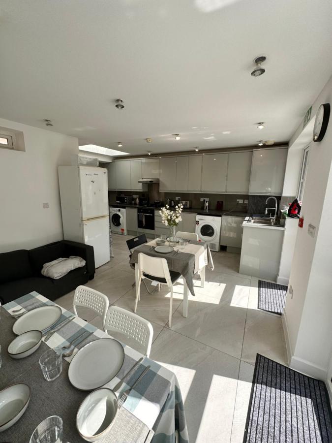 Double And Single In Bromley By Bow * Londres