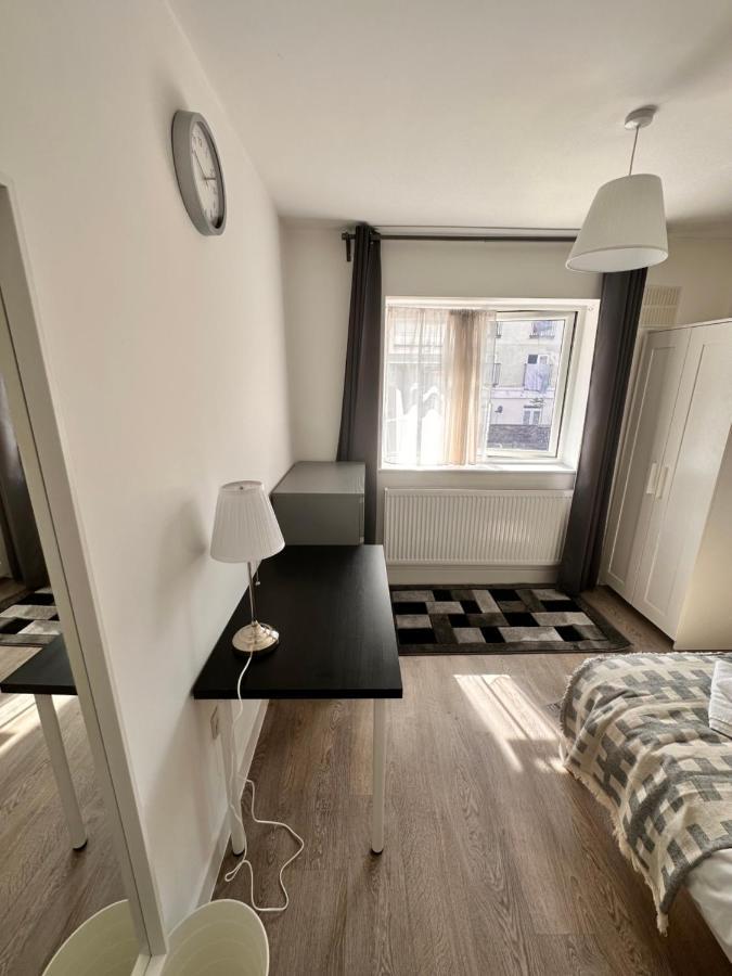 Double And Single In Bromley By Bow Pensión