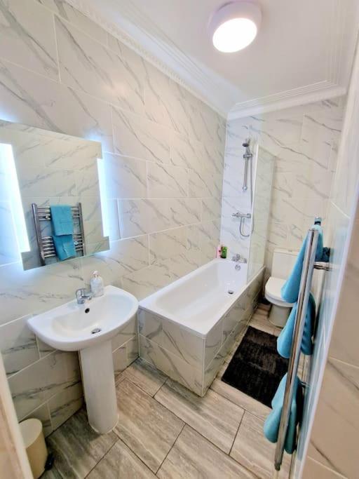 Charming With Private Balcony, On 1st Floor, With 2 Bathrooms, 3 Min Walk To Earl's Court Station Apartment London
