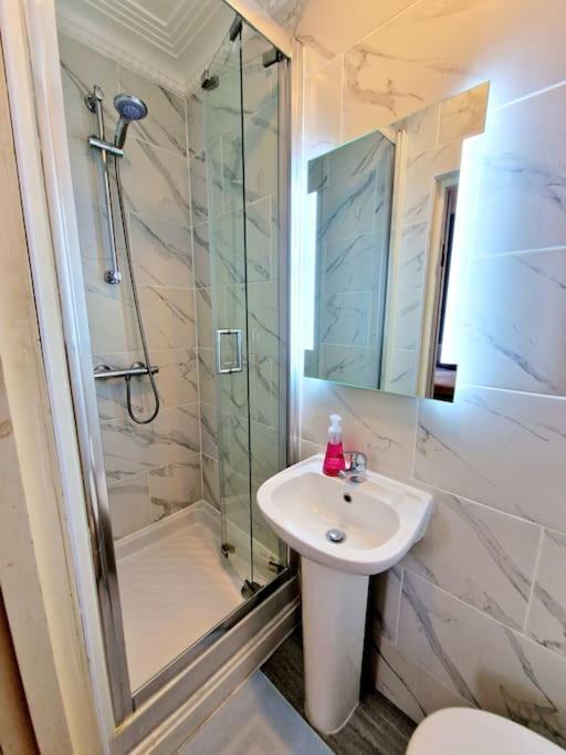 Apartment Charming With Private Balcony, On 1st Floor, With 2 Bathrooms, 3 Min Walk To Earl's Court Station *