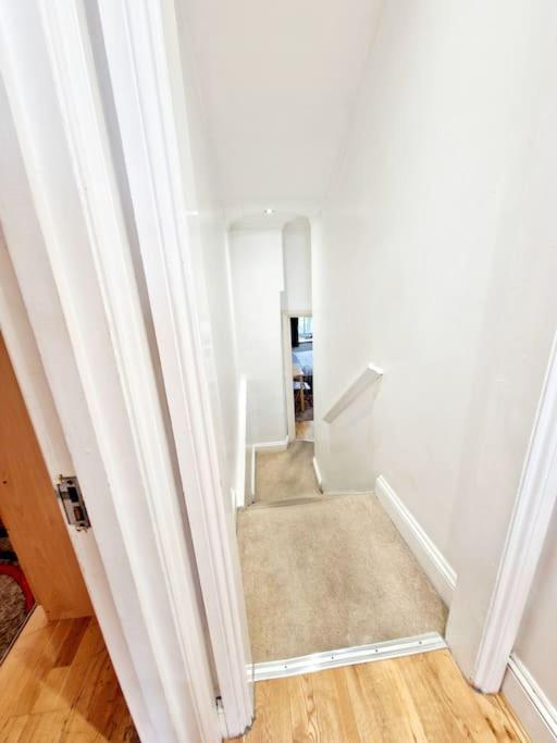 Charming With Private Balcony, On 1st Floor, With 2 Bathrooms, 3 Min Walk To Earl's Court Station London