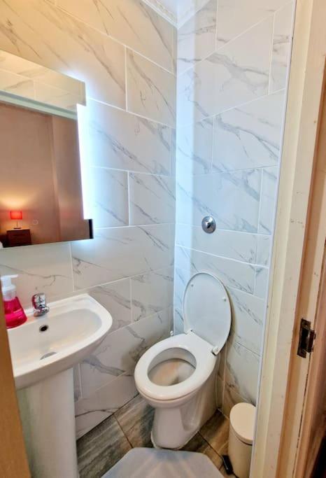 Apartment Charming With Private Balcony, On 1st Floor, With 2 Bathrooms, 3 Min Walk To Earl's Court Station