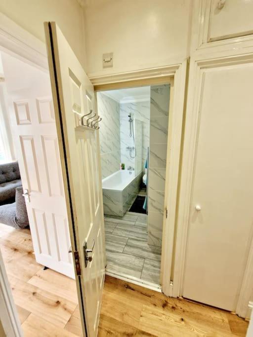 Charming With Private Balcony, On 1st Floor, With 2 Bathrooms, 3 Min Walk To Earl's Court Station Apartment London
