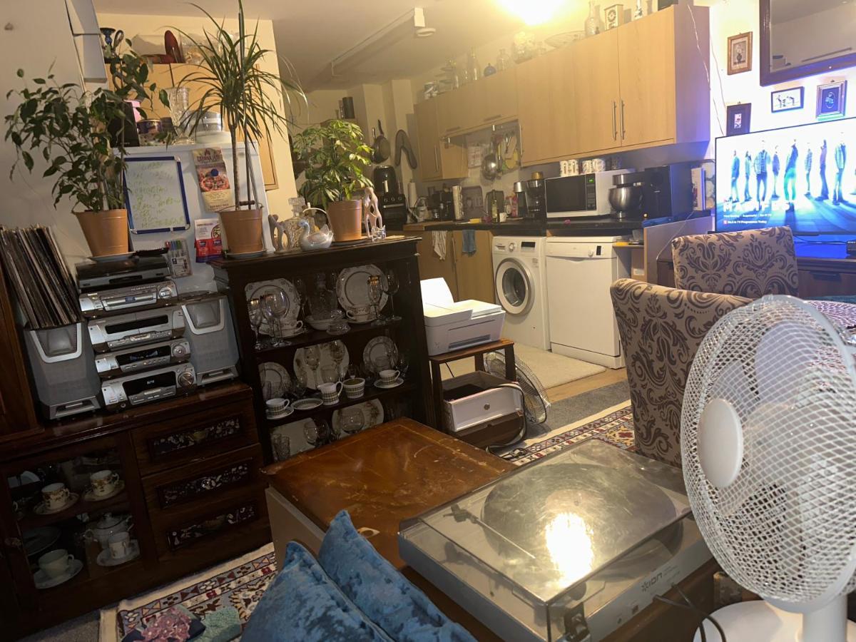 Private Room. In Zone 2 In Cousy Flat * Londres