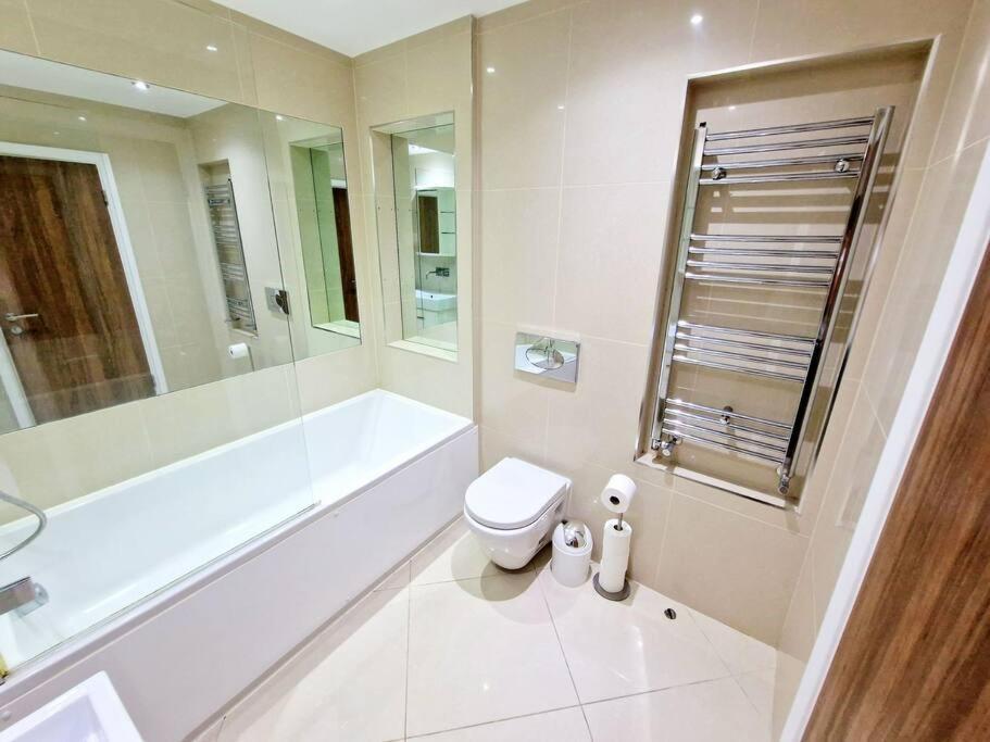 Modern Hyde Park With Private Entrance & Private Back Patio Near Bayswater & Paddington Stations Apartment