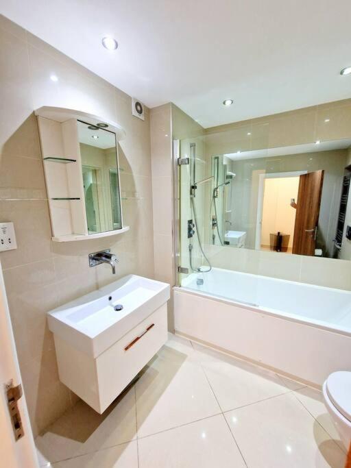 Modern Hyde Park With Private Entrance & Private Back Patio Near Bayswater & Paddington Stations Apartment *