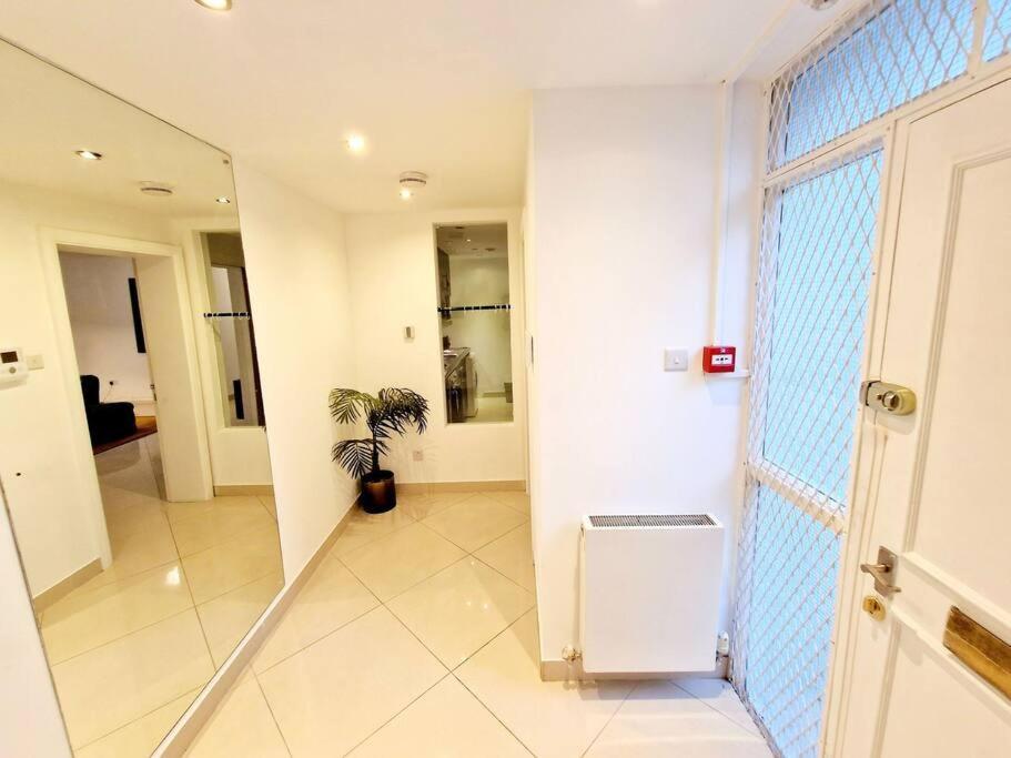 Apartment Modern Hyde Park With Private Entrance & Private Back Patio Near Bayswater & Paddington Stations