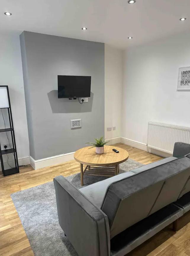 Apartment One Bed Near The River Thames. *