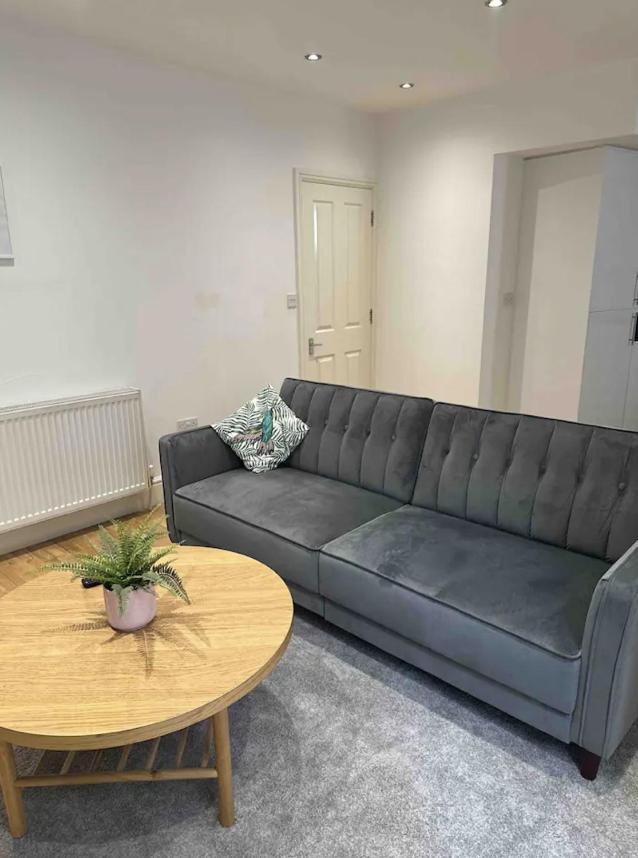 One Bed Near The River Thames. Apartment London