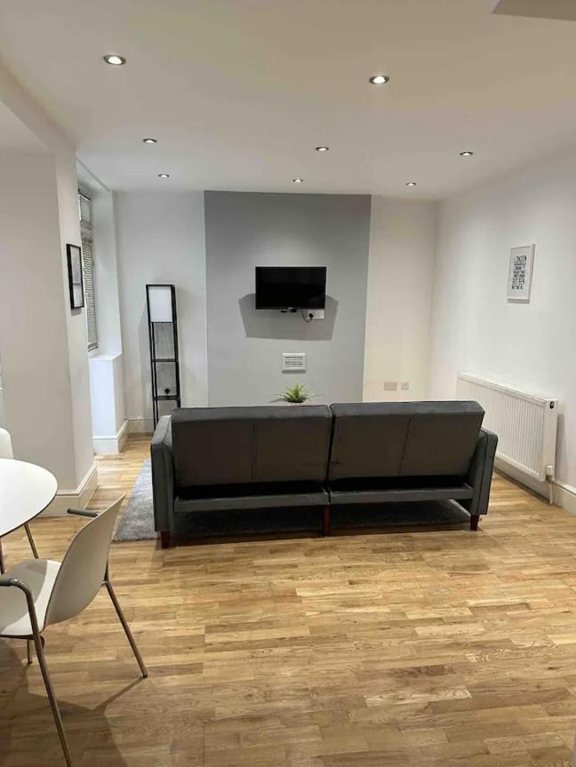 One Bed Near The River Thames. Apartment London