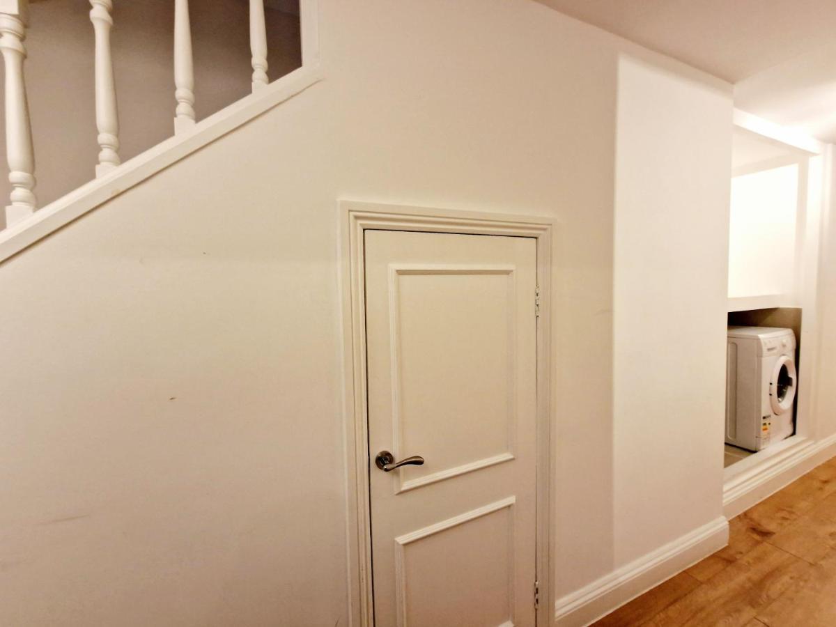 Stunning Hyde Park Home, Ground Floor Maisonette, Duplex, Near Tube Metro Stations * Londen