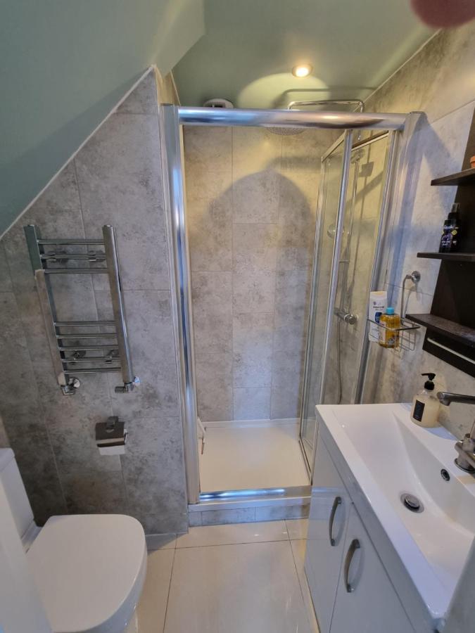 Single With En-suite Shower In Zone 1 Gasthof