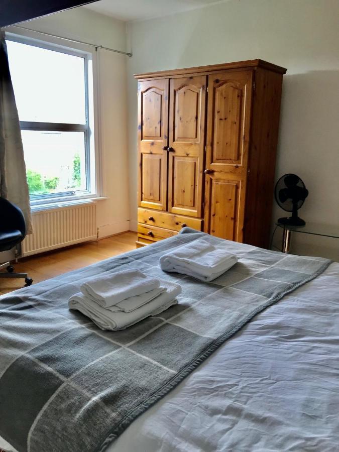Spacious 3 Bed Flat In South West Apartment London
