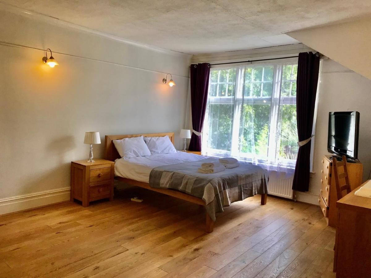 Spacious 3 Bed Flat In South West London
