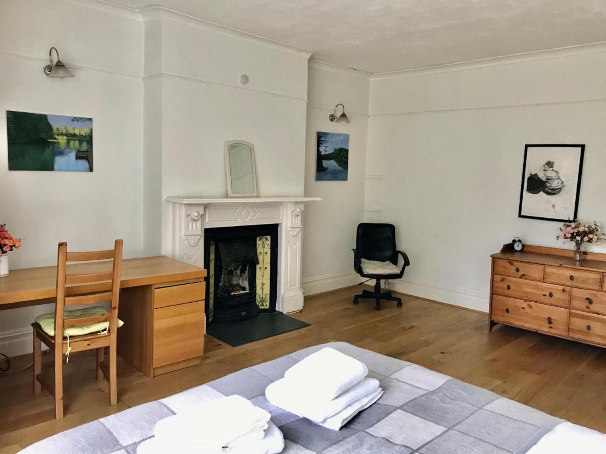 Spacious 3 Bed Flat In South West London