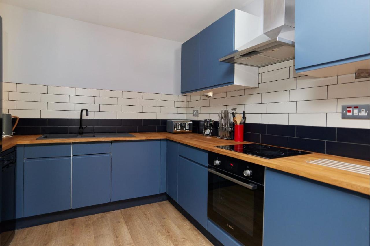 The Whitechapel Place - Stunning 2bdr Flat With Balcony * Londen