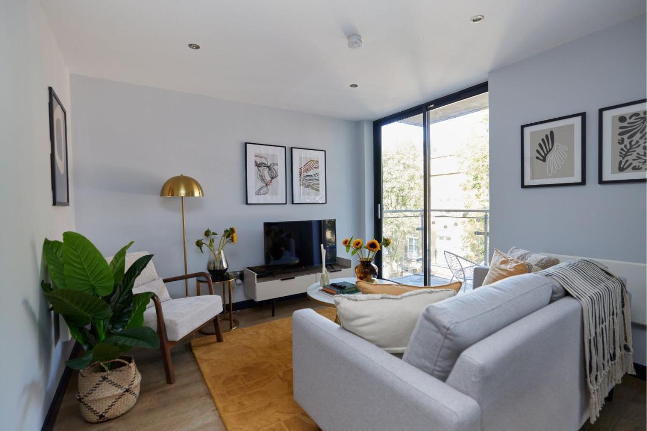 The Whitechapel Place - Stunning 2bdr Flat With Balcony * Londen