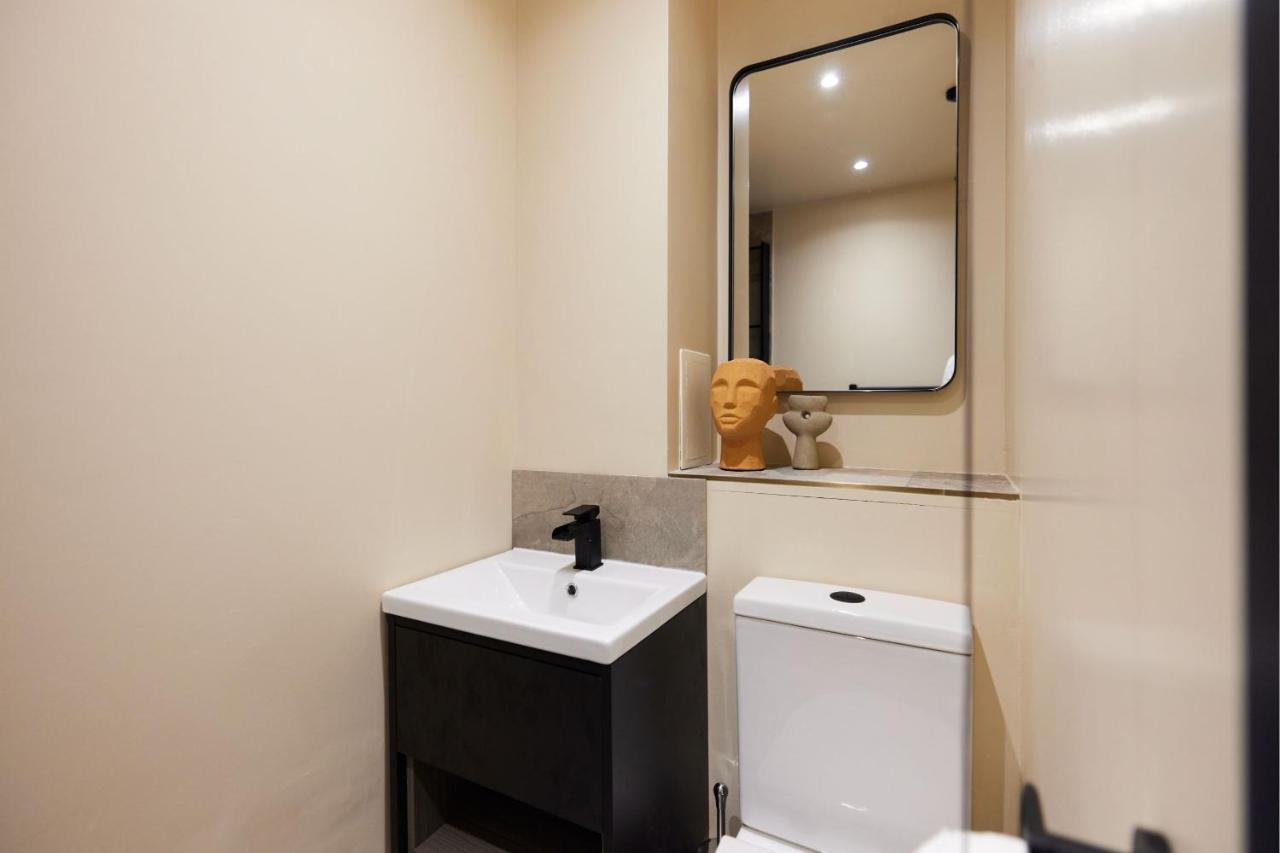 The Whitechapel Place - Stunning 2bdr Flat With Balcony * Londen