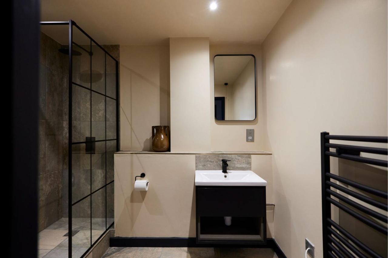 The Whitechapel Place - Stunning 2bdr Flat With Balcony * Londen