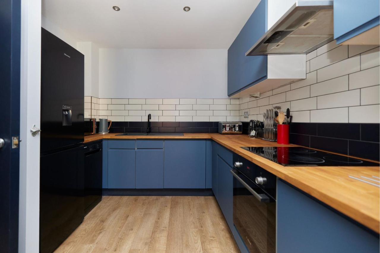 The Whitechapel Place - Stunning 2bdr Flat With Balcony * Londen