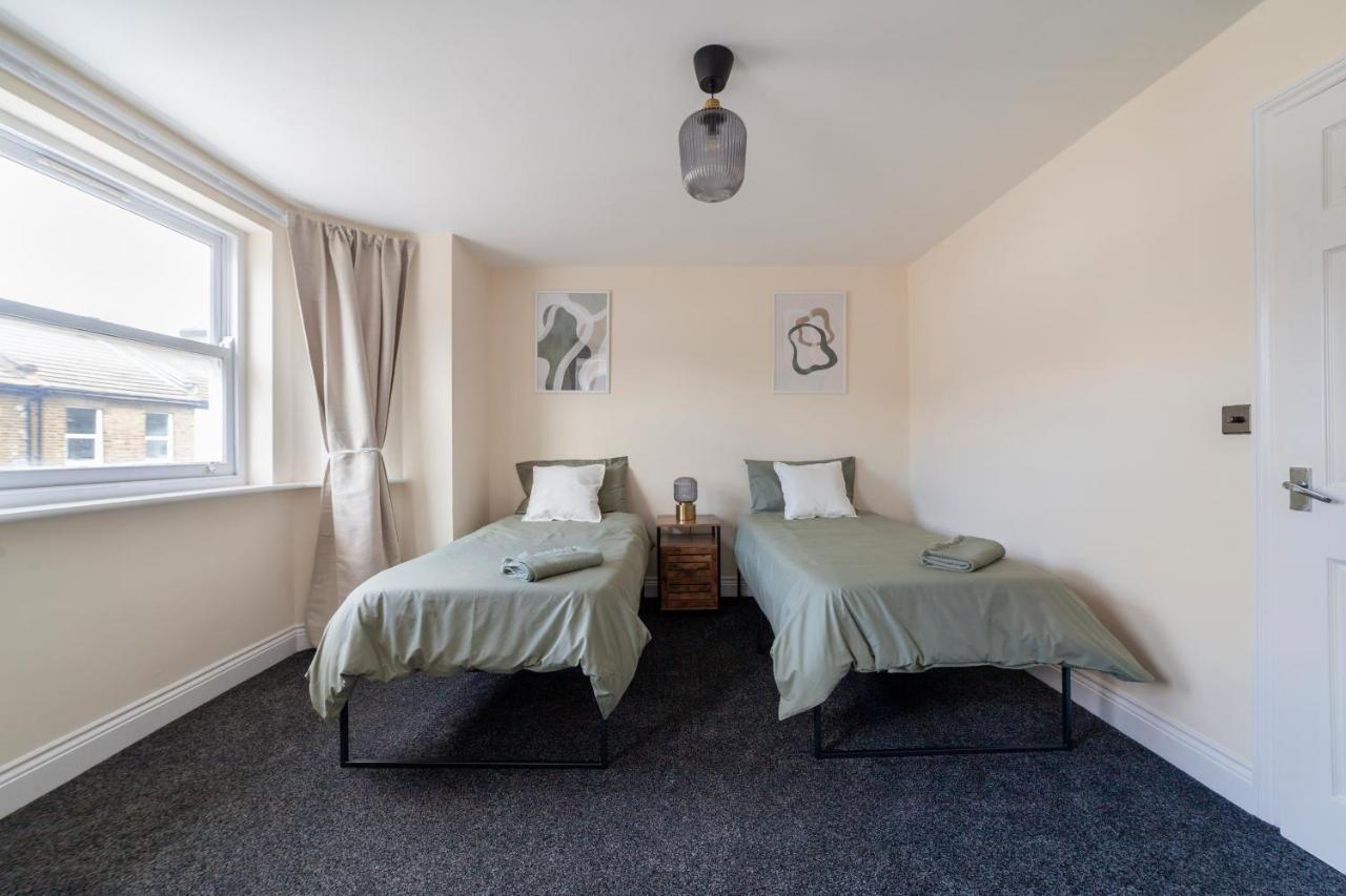 Arte Serviced Stratford - 3 Bedrooms 2 Bathrooms London, Stratford, Maryland, Free Parking, Garden, Weekly Or Monthly - Up To 8 Guests Feriehus London