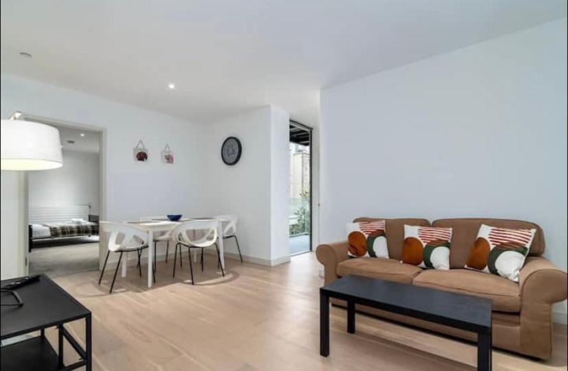 Contemporary Overlooking Barrier Park Privat overnatting