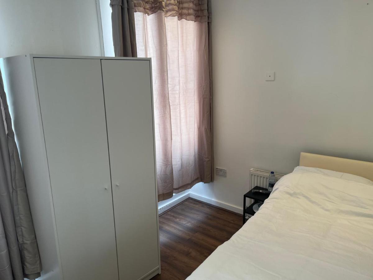 Bed & Breakfast Y2 London