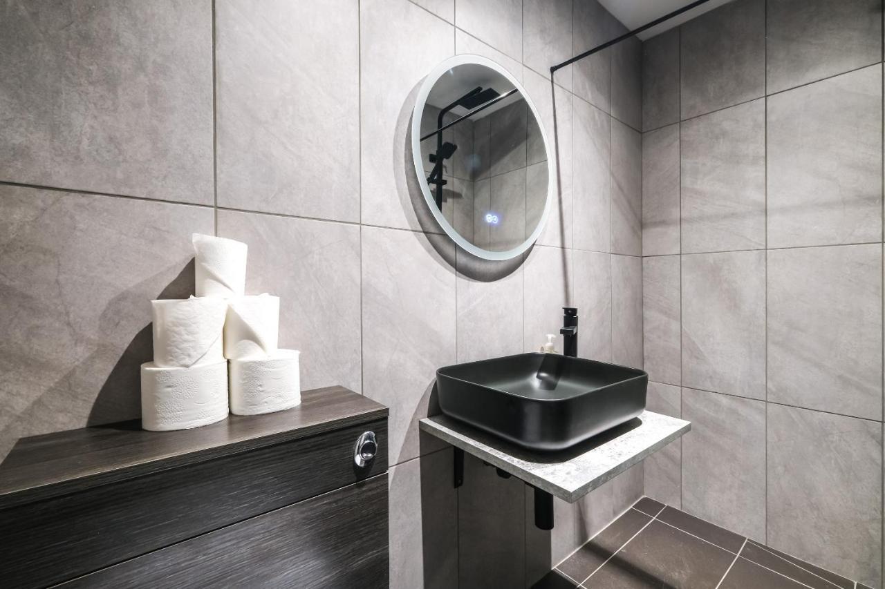 Apartment Quaint And Spacious Piccadilly Sleep 6 Vrd London