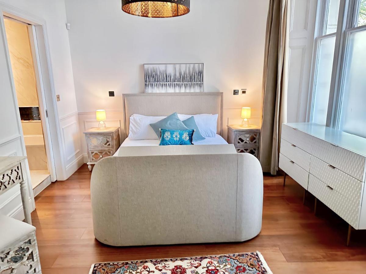 Luxurious 2-bedroom, 2-bathroom Paddington Retreat With En-suite Tv Bed Leilighet London