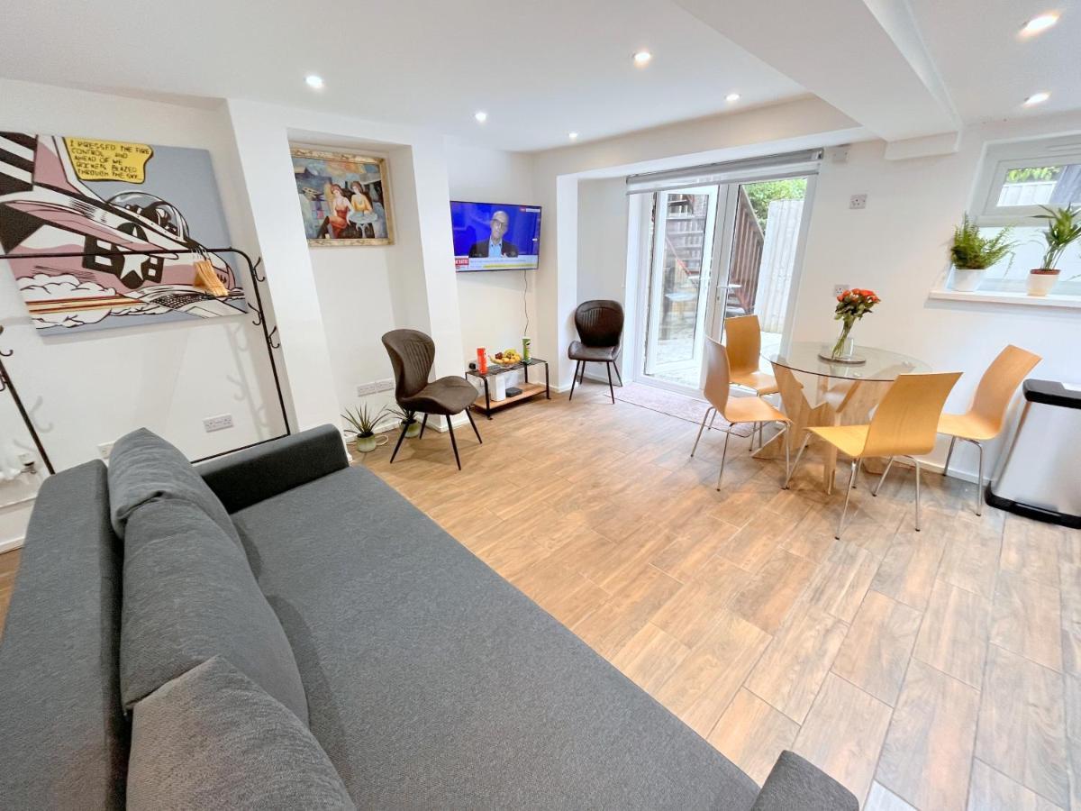 Apartment Two Bedroom Flat With Private Patio In Battersea London