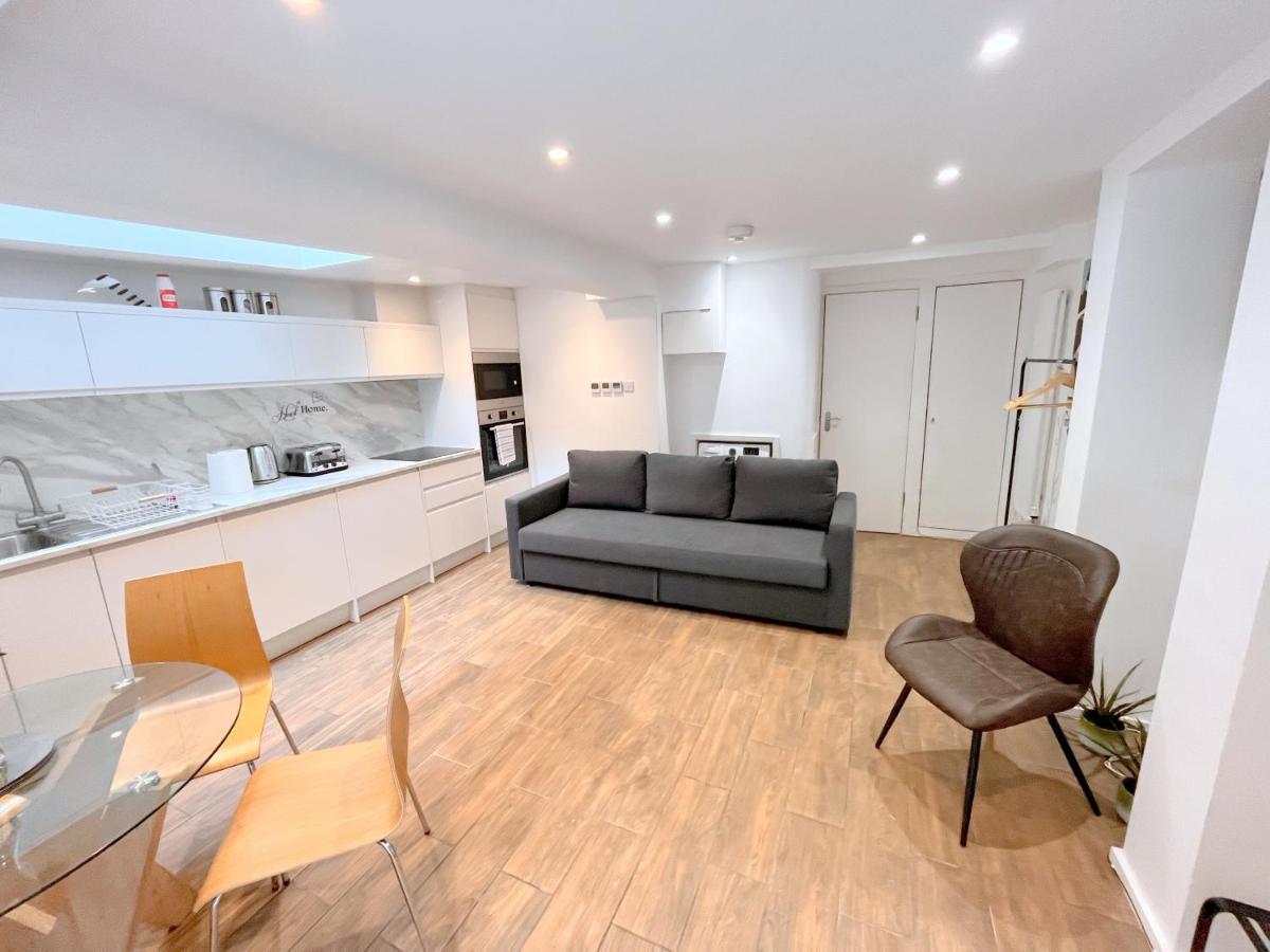 Two Bedroom Flat With Private Patio In Battersea * London