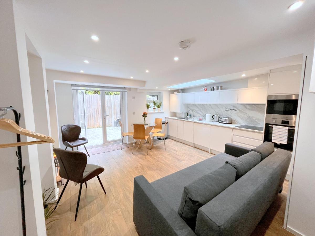 Two Bedroom Flat With Private Patio In Battersea Apartment