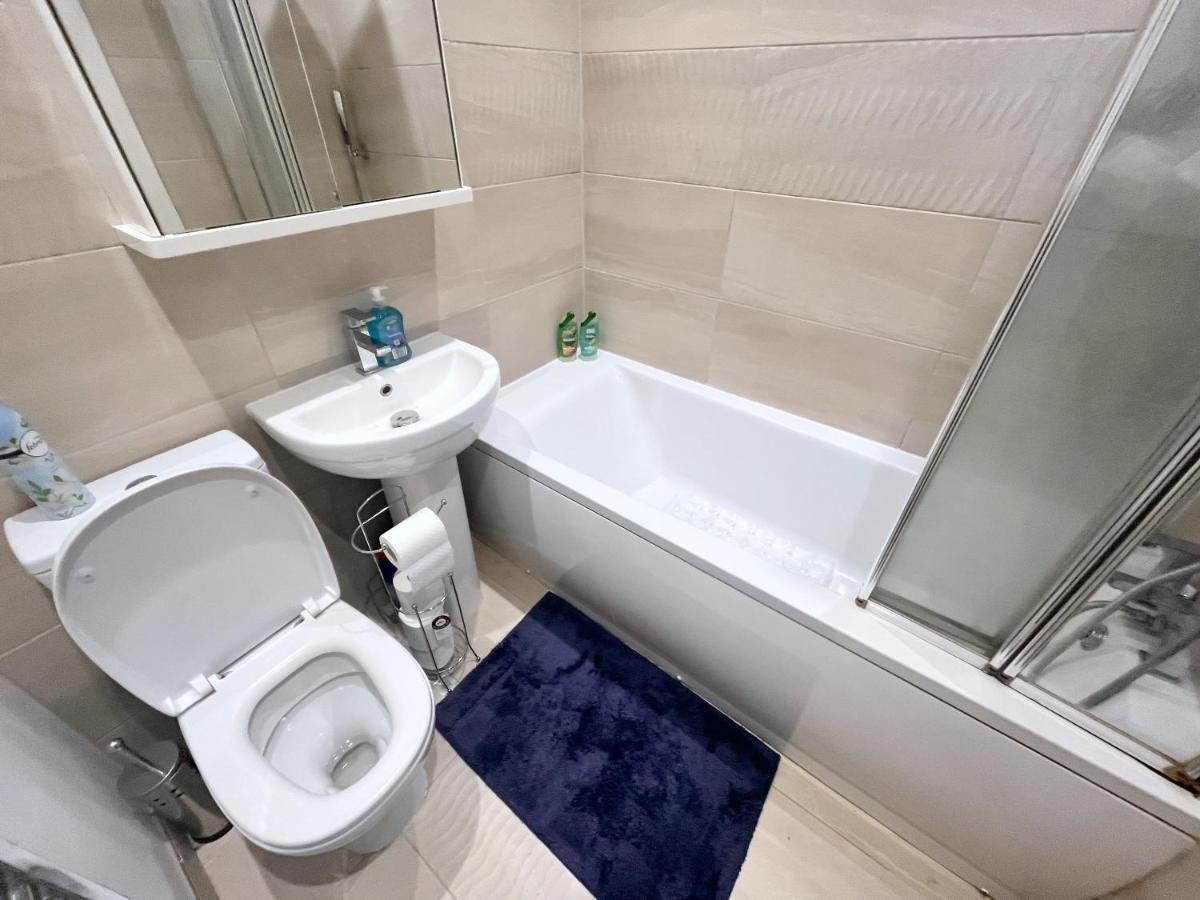 Two Bedroom Flat With Private Patio In Battersea * London