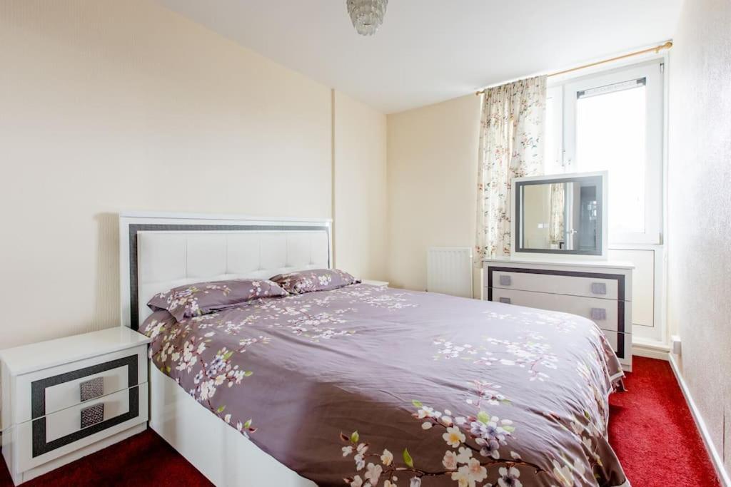 One Bed - 25 Mins From Bridge Appartement Londen